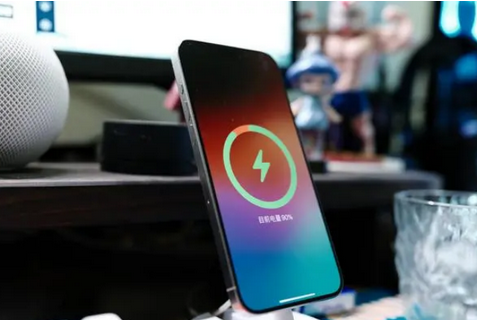 丽水苹果15换屏服务分享用什么充电器给iPhone15充电更好 